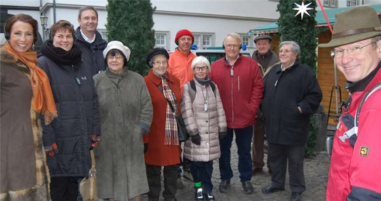 Eva Keil-Becker (l.) stellte bei der Weihnachtsmarktführung mit Gästeführer Joachim Seuling (r.) im vergangenen Jahr eindrucksvoll die Möglichkeiten der neuen intelligenten Hörtechnik unter Beweis. Treffpunkt Ohr