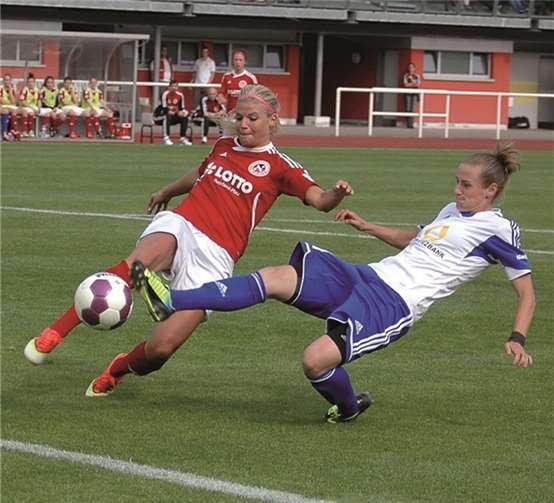 Eva Langenfeld klärt in letzter Sekunde vor Europameisterin Simone Laudehr. Norbert J. Becker