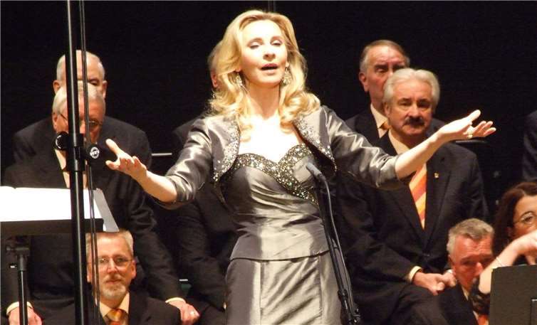 Eva Lind kommt nach Lahnstein Eva Lind beim Frohsinn-Konzert 2012.Verein