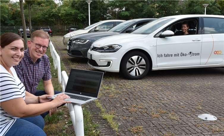Eva Lindner und Marcelo Peerenboom demonstrierten die Funktion des Parkplatzsensors unten rechts.Foto: HEP