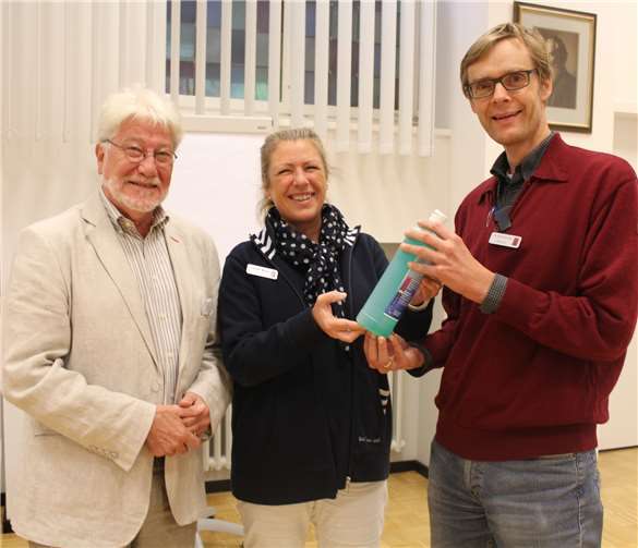 Eva Löbbecke-Wiemers (Mitte) übergab nach acht Jahren die Position des Hygienebeauftragten an Dr. Marius Poersch (rechts)
