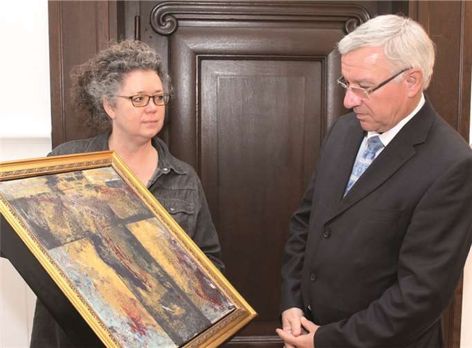 Eva Maria Enders zeigt OB Hofmann-Göttig das Bild, das künftig im Vatikan hängt. privat