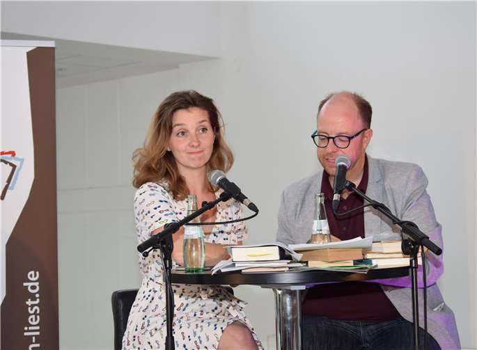 Eva Maria Kraiss und Michael Baute trugen auf humorvolle Art Texte zum Thema Glas vor. -EICH-