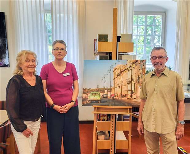 Eva-Maria Kreuter (Präsidentin der Are Gilde), Gisela Franz (Leiterin der Stadtbibliothek) und Fotograf Dieter M. Droth (v.l.).  Foto: Werner W. Steber