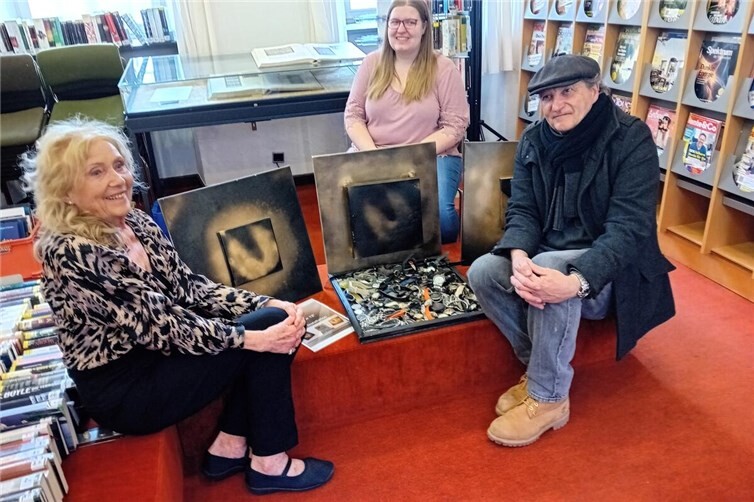 Eva-Maria Kreuter (Präsidentin der Are Gilde e.V.), Selina Ansorg (stv. Leiterin der Stadtbibliothek) und Künstler Jochen E. Diedenhofen (v.l.)