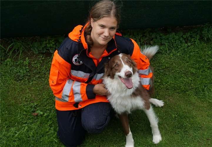 Eva-Maria Lames und Trüffel freuen sich über die bestandene Prüfung. privat