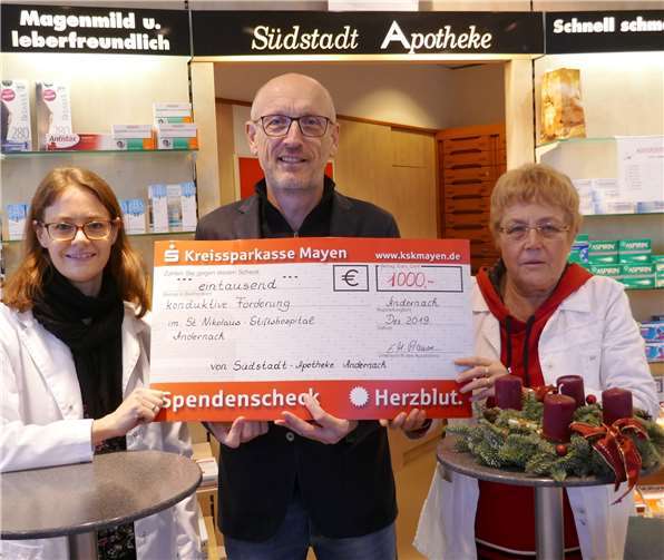 Eva-Maria Prause, Chefin der Südstadt-Apotheke, und Senior-Chefin Elfriede Wolf überreichten den Scheck stellvertretend an Prokurist Jürgen Schmidt. Foto: privat