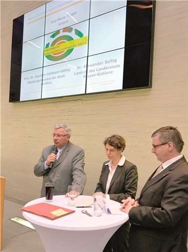 Eva Maria Tigger von Arqum im Gespräch mit Oberbürgermeister (l.) und Landrat.