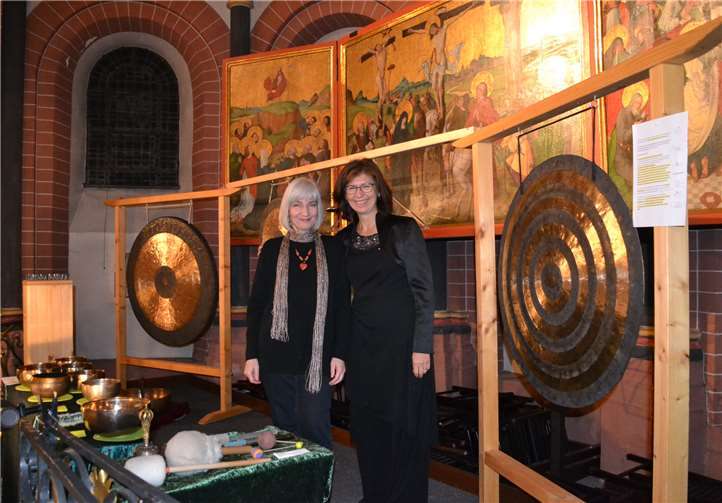 Eva-Maria Weiss (l.) und Sigrid Hergarten führten ihre Zuhörer ein in die mittelalterliche Welt und die Mystik der Heiligen Hildegard von Bingen. E. T. Müller