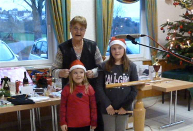Eva-Marie mit Julia Reutelsterz gaben ein Weihnachtslied mit Flöte und Gesang zum Besten.