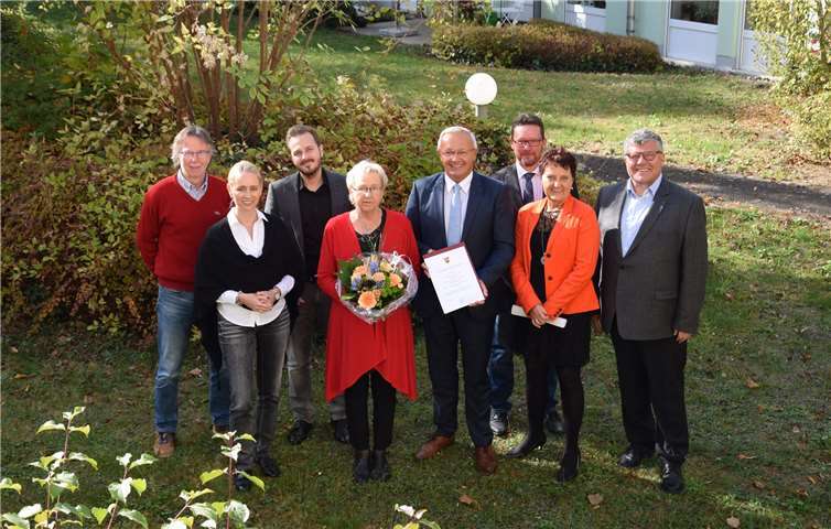 Eva Pfeiffer (4.v.l.) mit den Verantwortlichen ihrer letzten Wirkungsstätte, der Kreiskasse und den Vertretern des Kreisvorstandes, der Personalabteilung und dem Personalrat. Kreisverwaltung Neuwied
