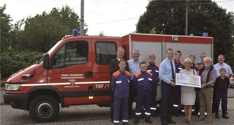 Eva Pufpaff und Dr. Hermann-Josef Sich übergaben im Namen der Rheinbreitbacher Liberalen den Spendenscheck an die Jugendfeuerwehr der Verbandsgemeinde Unkel. privat