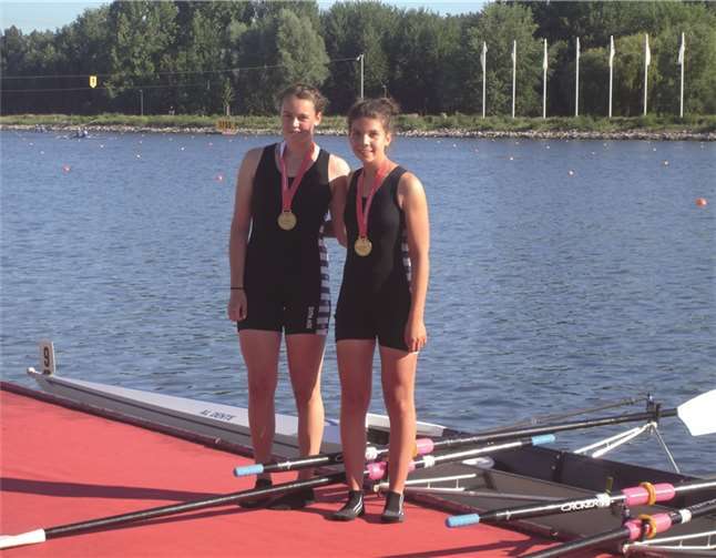 Eva Sackenheim (links) und Svenja Klee gewannen im Zweier (U17) bei der Kölner Junioren-Regatta.privat