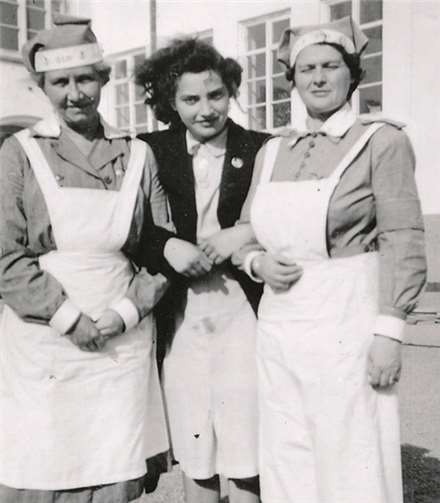 Eva Salier, jüdisches Mädchen aus Koblenz-Horchheim (2.v.l.) im Mai 1945.