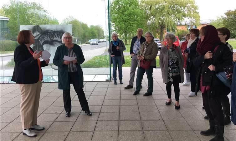 Eva Vahjen (2. v. l.), Vorsitzende des Kunstforums ’99, führte in die Ausstellung ein. Fotos: AMS