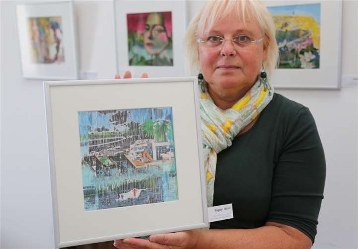 Eva Vahjen präsentiert Collagen im Meckenheimer Stadtmuseum.StF