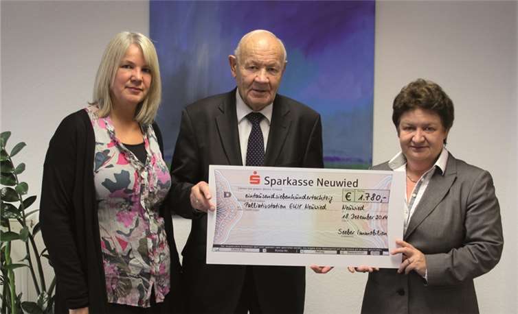 Eva und Rudolf Seeber mit Krankenhausoberin Therese Schneider bei der Spendenübergabe. privat