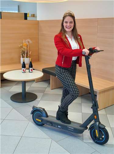 Eva war darüber hoch erfreut und hat das Fahrgerät auch direkt in einer kleinen Probefahrt ausprobiert und war sichtlich sehr zufrieden.