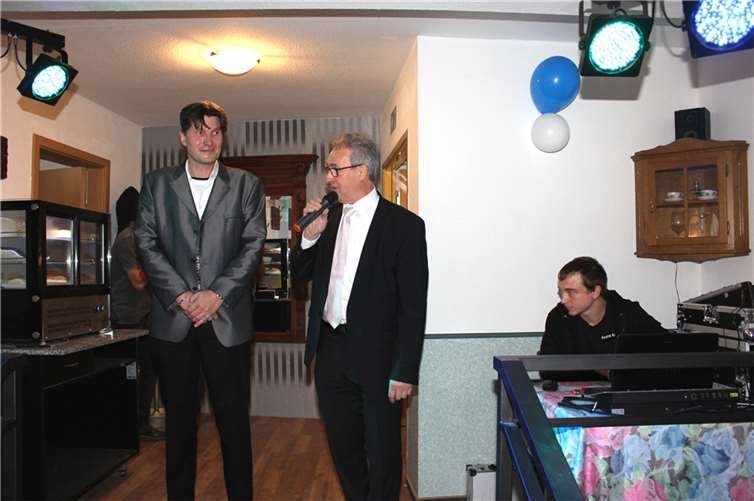 Evantmanager Frank bei der Eröffnung gemeinsam mit Ortsbürgermeister Hans Dieter Felten (rechts).