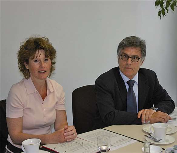 Evelin Lemke und Wolfgang Kroeger bei der letzten Pressekonferenz im Sinziger Rathaus.-RÜ-