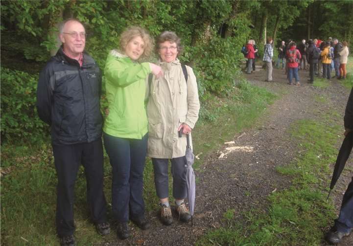 Eveline Lemke (Mitte) erkundet mit Karin Keelan von den Remagener Grünen und Helmut Ruthe vom Remagener Verschönerungsverein die Apollinaris-Schleife. privat