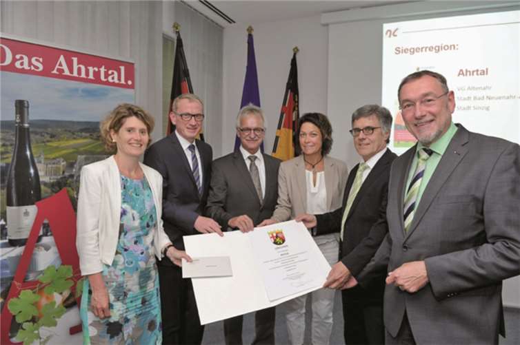 Eveline Lemke gratuliert den verantwortlichen Gewinnern des Wettbewerbs. privat