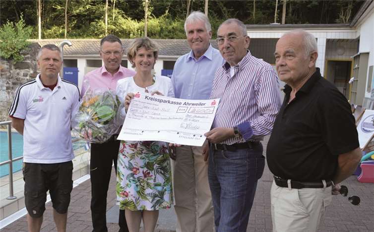 Eveline Lemke übergab die Spende im Beisein ihres Ehemannes Hartmut Tann Lemke an den Vorstand des Fördervereins „Freunde des Thermalbades Bad Bodendorf“ um den ersten Vorsitzenden Hans Diedenhofen und den zweiten Vorsitzenden Hans Otto Kaczor.  AB