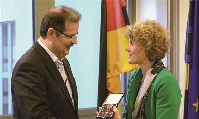 Eveline Lemke verleiht das Bundesverdienstkreuz an Bruno Reufels aus Roßbach.Wirtschaftsministerium RLP