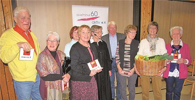 Evelyn Ackermann übergab den Darstellern einen großen Gemüsekorb.privat