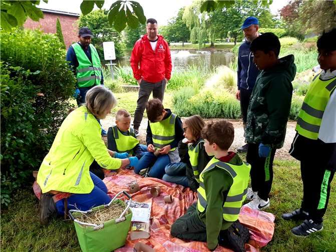 Evelyn Schnabel zeigte, wie man einen „Marienkäfer-Schlossturm“ baut, um den Insekten am Weiher eine Heimat zu geben.