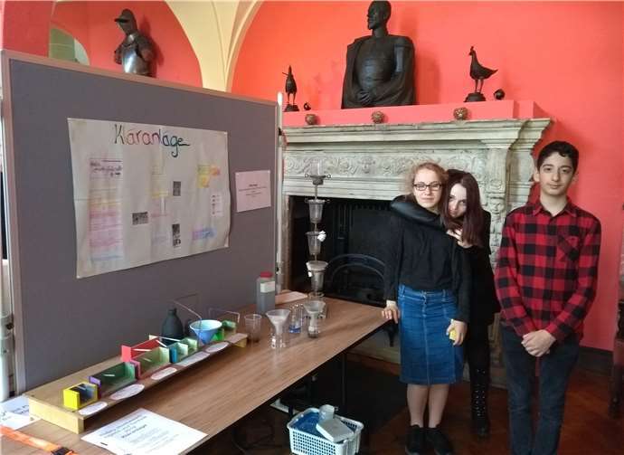 Evelyn Thiessen (Klasse 9 b), Eileen Zeni (Klasse 9 b) und Tunahan Akdag (Klasse 8a) beschäftigten sich mit dem verschmutzten Wasser in ihrem Projekt „Kläranlage“.