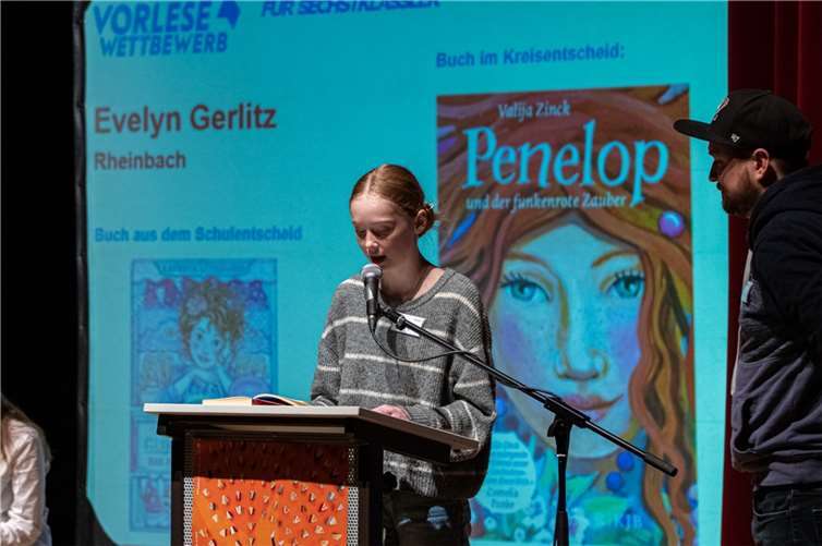 Evelyn von der Rheinbacher Gesamtschule berührte das Publikum mit einer Stelle aus dem Buch Penelop. Foto: Felix Viola