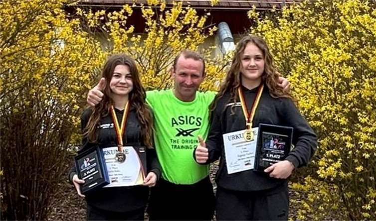 Evgenija Fischer (re.) und Evelin Kulis und Trainer Andrej Baulin. Quellen: Evgenija Fischer