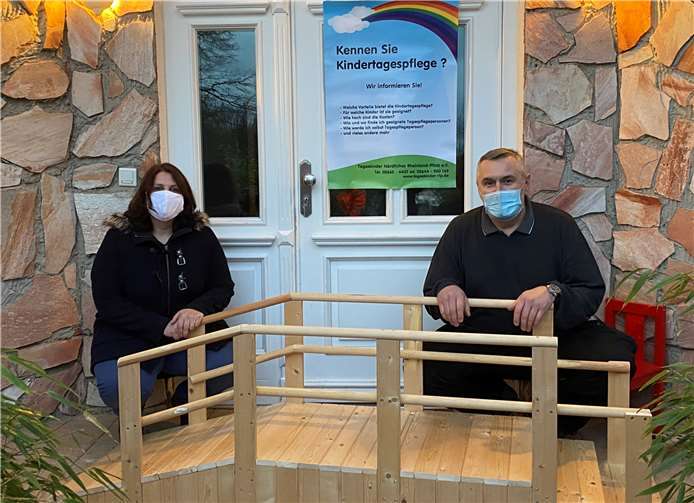 Evmorfia Dalampira-Pfaffenrot und Martin Radwan bei der Corona-gerechten Übergabe. Foto: privat