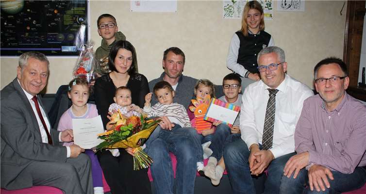 Evolet ist das 7. Kind von Familie Rühl. Landrat Manfred Schnur, Bürgermeister Albert Jung und Beigeordneter Joachim Esper gratulierten. TE