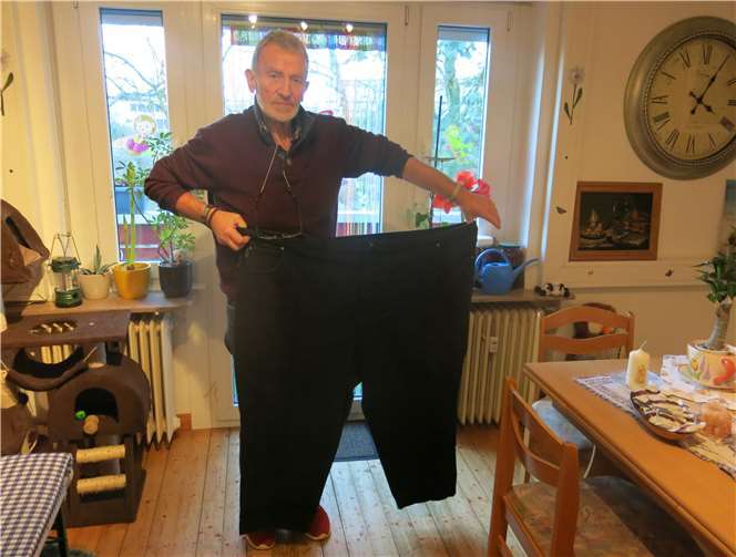 Ewalds schwerer Weg Ewald Caspari hält 2017 die Jeans vor seinen Körper. Foto: WR