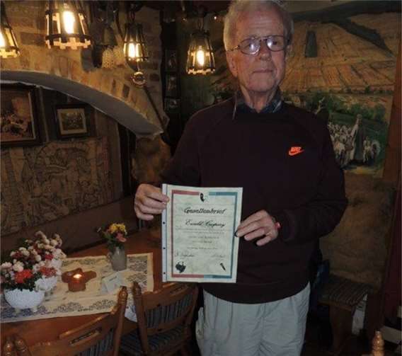 Ewald Caspary erhielt eine Urkunde in Gestalt eines „Gesellenbriefes für Licht- und Tontechnik“.