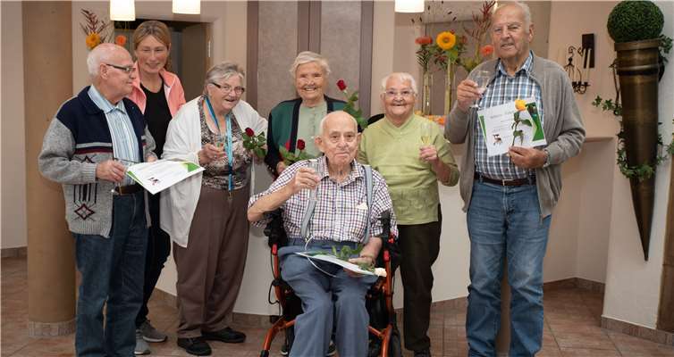 Ewald Schlesiger, Hedwig Helen, Peter Weidenbach, Hermine Degen, Barbara Schmitz und Anton Weidenbach (v.r.n.l.) freuten sich zusammen mit Prüferin und Betreuungskraft Manuela Matthias (2.v.l.) über die erfolgreich bestandene Rollatorprüfung. Foto: privat