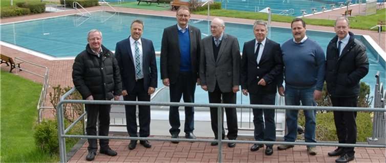 Ex-Bürgermeister Rainer Dillenberger, VG-Bürgermeister Hans-Werner Breithausen, Landrat Kaul, Ex-Bürgermeister Rolf Lück, Ortsbürgermeister Christian Robenek, Schwimmmeister Maik Schwarz und Sportkreisvorsitzender Alfred Hofmann eröffneten die Freibadsaison in Rengsdorf auf der großen Wasserrutsche. KER