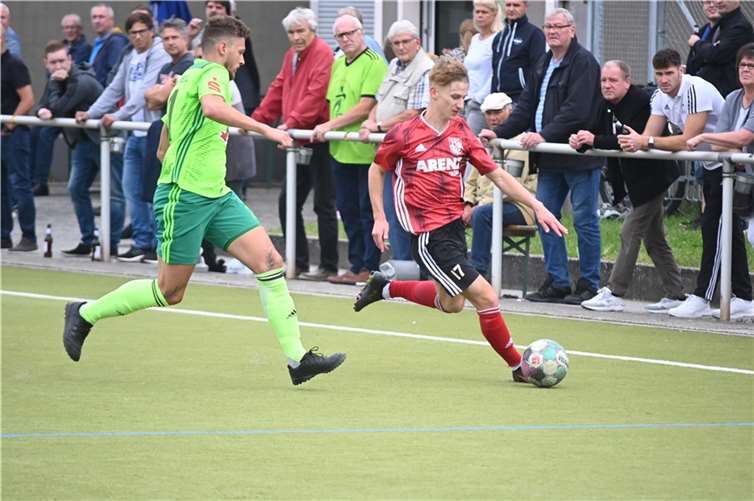 Ex-Kollegen unter sich: Milan Rawert (li.) verfolgt seinen früheren Teamkollegen Julian Schäfer.