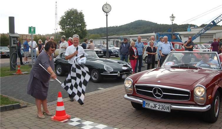 Ex-Ortsbürgermeisterin Rita Hirsch schickte die Fahrzeuge auf die Strecke.