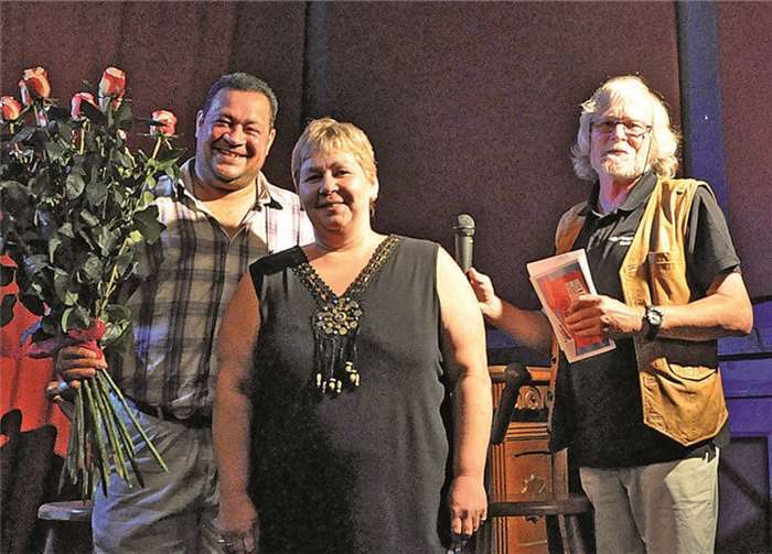 Ex-Prinzessin Gaby Kossin dankte Kenny Heydecke mit einem Blumenstrauß bei „musik & talk“ mit Rolf Plewa. AB