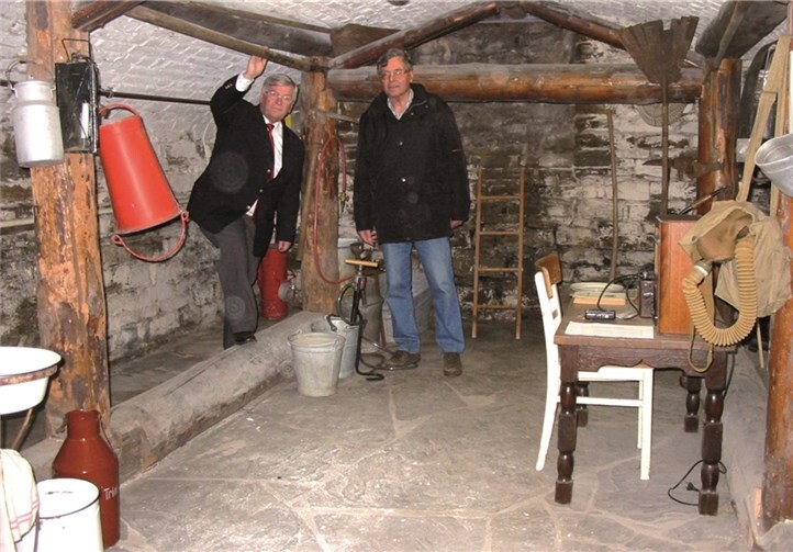 Ex-Stadtarchivar Rudolf Vollmer führte zunächst Stadtbürgermeister Gerhard hausen durch das neue Denkmal. DL
