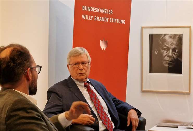 Ex-Stiftungsvorstand Karsten Brenner (r.) im Gespräch mit Scott H. Krause: „Wir wollen Kinder und Jugendliche befähigen, demokratisch zu wirken“.