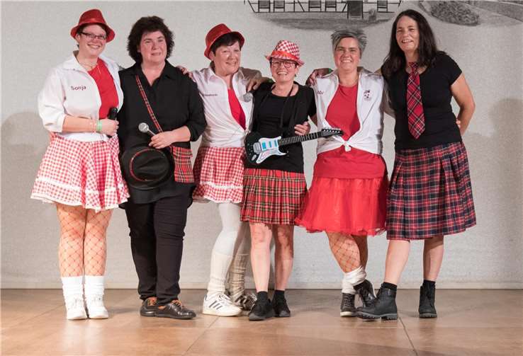 Ex-Tolität Sabine Hammelmann (re.) bleibt dem Vereinbei den Jecken Wievern erhalten. Fotos: CEW