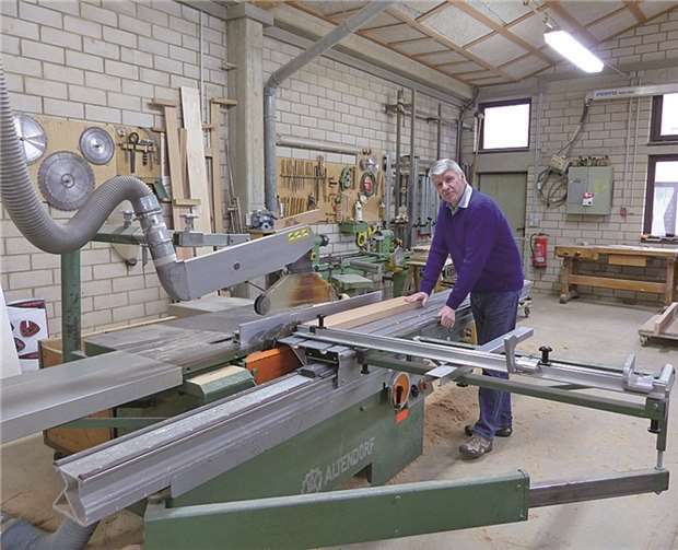 Exakt schneidet Ulrich Kläser das Holz zu, die Treppenbauer arbeiten nach Schablonen, die in Originalgröße angefertigt werden.