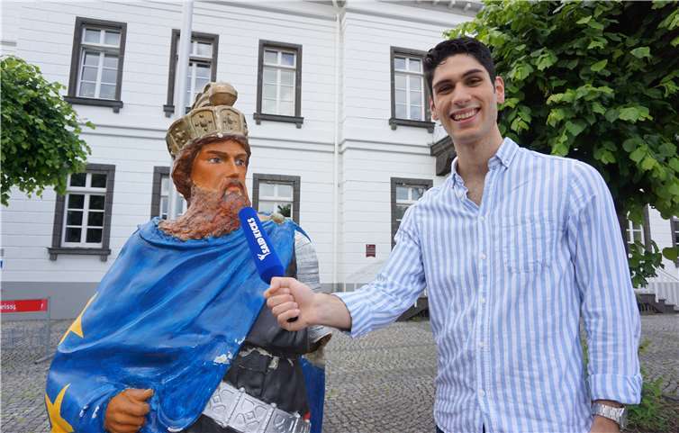 Exklusiv-Interview mit dem Kaiser: Meist hat Said Abdallah jedoch internationale Kampfsport-Größen vor dem Mikrofon. Foto: ROB