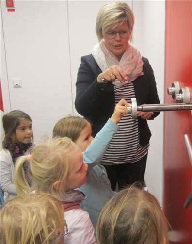 Exklusive Eindrücke erhielten die Kinder in der Kreissparkasse. Foto: Stadt Meckenheim