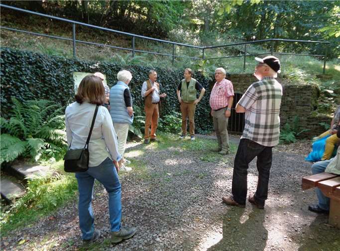 Exkursionsgruppe an der römischen Wasserleitung mit Leiter Edgar Vogel. Foto: Astrid Sibbe