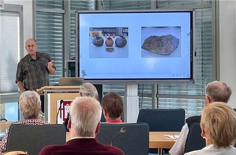 Experte Dr. Michael Herdick erläutert Herausforderungen bei historisch-archäologischer Vortragsreihe der Verbandsgemeinde Weißenthurm. Foto: VG Weißenthurm